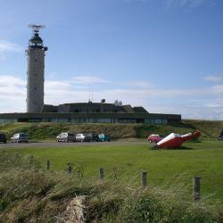 Le phare et a sa base le centre regional operationnel de surveillance et de sauvetage cross